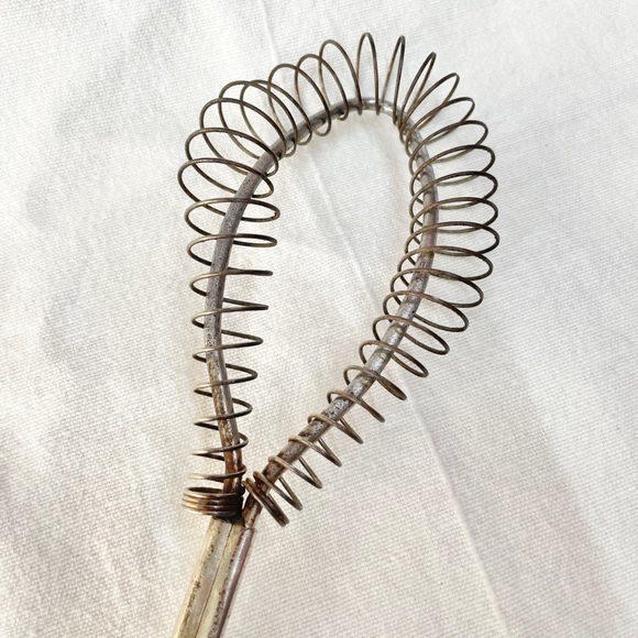 VINTAGE | Wire Whisk Egg Beater - Picture 3 of 5